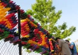 Як зробити паркан з пластикових пляшок своїми руками (паркан) Як зробити паркан з пластикових пляшок своїми руками