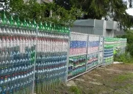 Як зробити паркан з пластикових пляшок своїми руками (паркан із пластикових пляшок) Як зробити паркан з пластикових пляшок своїми руками