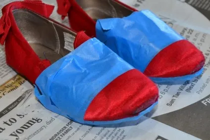 Як заховати обдерті носи на дитячих черевичках () Як заховати обдерті носи на дитячих черевичках