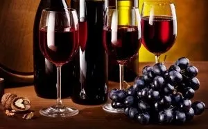 Коньяк, горілка, вино і інший алкоголь розширює або звужує судини (вино) Коньяк, горілка, вино і інший алкоголь розширює або звужує судини