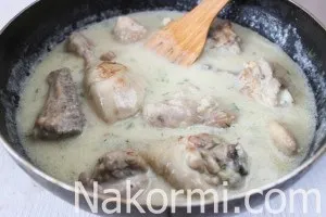 Курка в сметанному соусі на сковороді рецепт з фото, секрети господині (сковороді) Курка в сметанному соусі на сковороді рецепт з фото, секрети господині