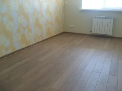 Ламінат під шпалери