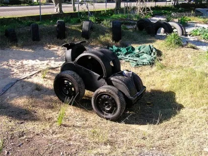 Машинки з покришок на дитячий майданчик