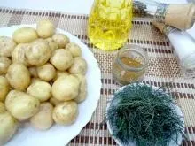 Молода картопля смажений цілком покрокове приготування