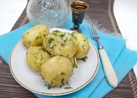 Молода картопля смажений цілком покрокове приготування
