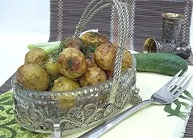 Молода картопля смажений цілком покрокове приготування