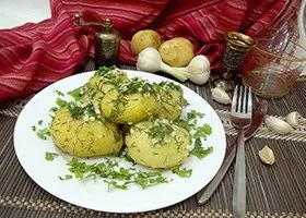 Молода картопля смажений цілком покрокове приготування