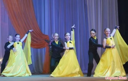 Моя мала-онучка перший раз на великій сцені! Країна мам