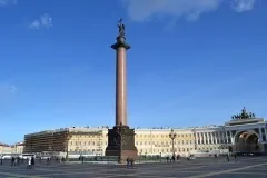 На палацової площі Харкова встановлена александровская колона (колона) На палацової площі Харкова встановлена александровская колона