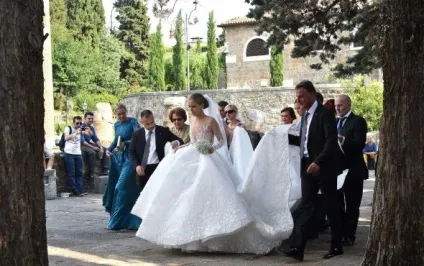 Спадкоємиця імперії swarovski вийшла заміж в сукні вагою 46 кг (swarovski) Спадкоємиця імперії swarovski вийшла заміж в сукні вагою 46 кг