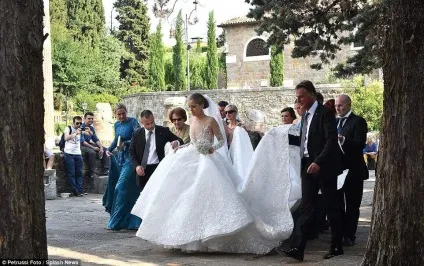 Спадкоємиця імперії swarovski зіграла розкішне весілля і вийшла заміж в сукні вагою в 46 кілограм (спадкоємиця) Спадкоємиця імперії swarovski зіграла розкішне весілля і вийшла заміж в сукні вагою в 46 кілограм
