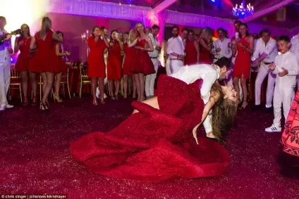 Спадкоємиця імперії swarovski зіграла розкішне весілля і вийшла заміж в сукні вагою в 46 кілограм (справжньому) Спадкоємиця імперії swarovski зіграла розкішне весілля і вийшла заміж в сукні вагою в 46 кілограм