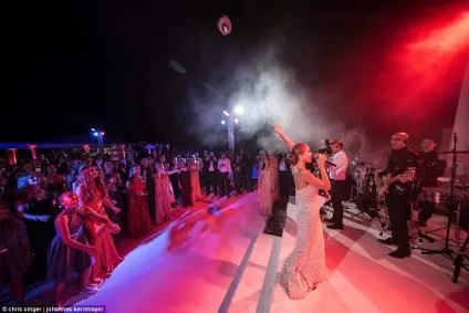 Спадкоємиця імперії swarovski зіграла розкішне весілля і вийшла заміж в сукні вагою в 46 кілограм (камінням) Спадкоємиця імперії swarovski зіграла розкішне весілля і вийшла заміж в сукні вагою в 46 кілограм