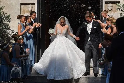 Спадкоємиця імперії swarovski зіграла розкішне весілля і вийшла заміж в сукні вагою в 46 кілограм (наречена) Спадкоємиця імперії swarovski зіграла розкішне весілля і вийшла заміж в сукні вагою в 46 кілограм