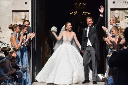 Спадкоємиця імперії swarovski зіграла розкішне весілля і вийшла заміж в сукні вагою в 46 кілограм (камінням) Спадкоємиця імперії swarovski зіграла розкішне весілля і вийшла заміж в сукні вагою в 46 кілограм