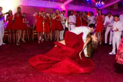 Спадкоємиця імперії swarovski вийшла заміж в сукні вагою 46 кг (заміж) Спадкоємиця імперії swarovski вийшла заміж в сукні вагою 46 кг