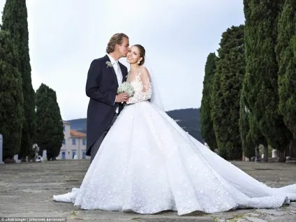 Спадкоємиця імперії swarovski зіграла розкішне весілля і вийшла заміж в сукні вагою в 46 кілограм (справжньому) Спадкоємиця імперії swarovski зіграла розкішне весілля і вийшла заміж в сукні вагою в 46 кілограм