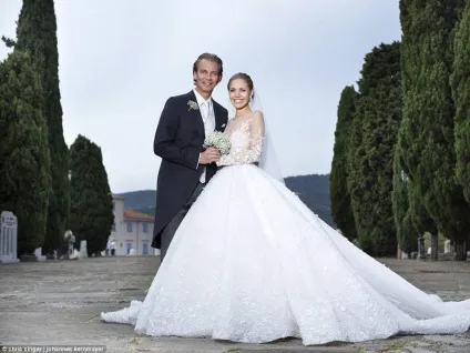 Спадкоємиця імперії swarovski зіграла розкішне весілля і вийшла заміж в сукні вагою в 46 кілограм (jimmy) Спадкоємиця імперії swarovski зіграла розкішне весілля і вийшла заміж в сукні вагою в 46 кілограм