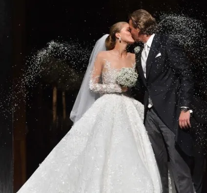 Спадкоємиця імперії swarovski вийшла заміж в сукні вагою 46 кг (плаття) Спадкоємиця імперії swarovski вийшла заміж в сукні вагою 46 кг