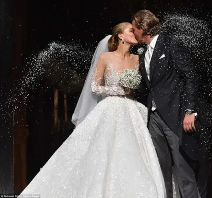 Спадкоємиця імперії swarovski зіграла розкішне весілля і вийшла заміж в сукні вагою в 46 кілограм (розкішну) Спадкоємиця імперії swarovski зіграла розкішне весілля і вийшла заміж в сукні вагою в 46 кілограм