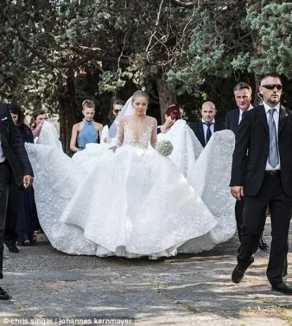 Спадкоємиця імперії swarovski зіграла розкішне весілля і вийшла заміж в сукні вагою в 46 кілограм (плаття) Спадкоємиця імперії swarovski зіграла розкішне весілля і вийшла заміж в сукні вагою в 46 кілограм