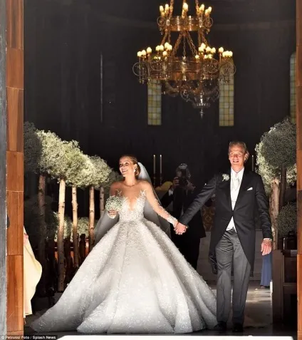 Спадкоємиця імперії swarovski зіграла розкішне весілля і вийшла заміж в сукні вагою в 46 кілограм (імперії) Спадкоємиця імперії swarovski зіграла розкішне весілля і вийшла заміж в сукні вагою в 46 кілограм