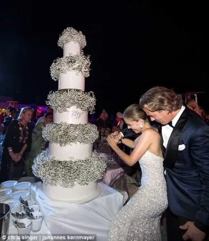 Спадкоємиця імперії swarovski зіграла розкішне весілля і вийшла заміж в сукні вагою в 46 кілограм (jimmy) Спадкоємиця імперії swarovski зіграла розкішне весілля і вийшла заміж в сукні вагою в 46 кілограм
