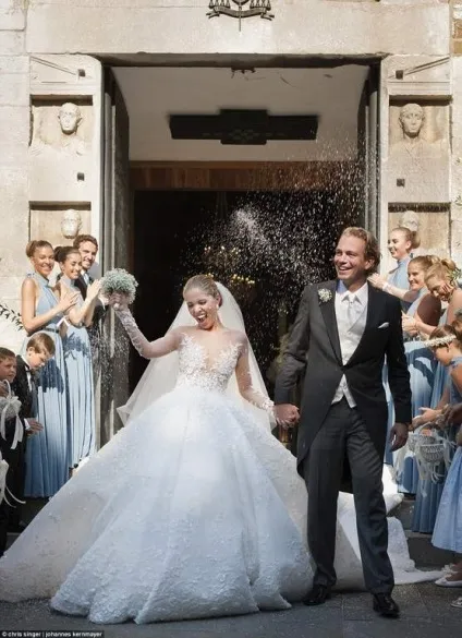 Спадкоємиця імперії swarovski зіграла розкішне весілля і вийшла заміж в сукні вагою в 46 кілограм (наречена) Спадкоємиця імперії swarovski зіграла розкішне весілля і вийшла заміж в сукні вагою в 46 кілограм