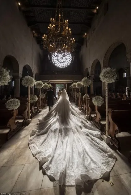 Спадкоємиця імперії swarovski зіграла розкішне весілля і вийшла заміж в сукні вагою в 46 кілограм (зіграла) Спадкоємиця імперії swarovski зіграла розкішне весілля і вийшла заміж в сукні вагою в 46 кілограм