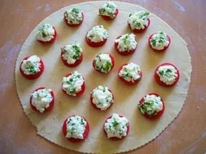 Шалені пиріжки бомбочки з помідорами і сиром (творогом) Шалені пиріжки бомбочки з помідорами і сиром