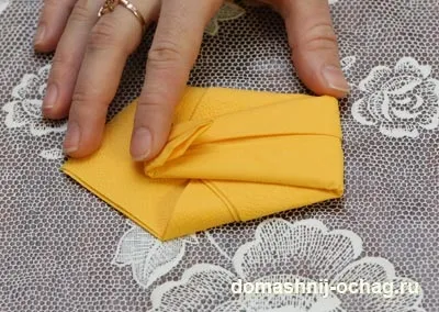 Орігамі лебідь з серветки