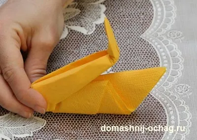 Орігамі лебідь з серветки