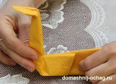 Орігамі лебідь з серветки