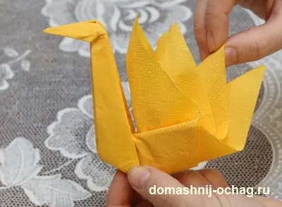 Орігамі лебідь з серветки