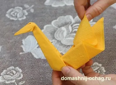 Орігамі лебідь з серветки