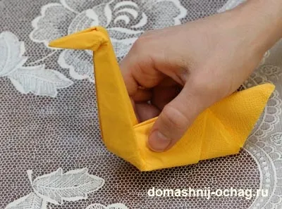 Орігамі лебідь з серветки