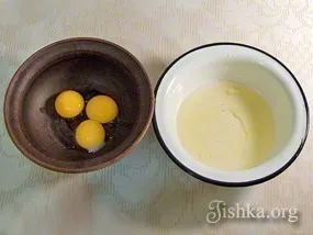 Пишний яблучний пиріг - кулінарні покрокові рецепти з фото