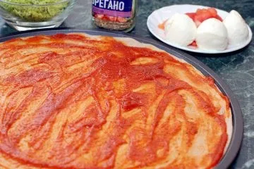 Піца з моцарелою, оливками, томатами і зеленню (піца) Піца з моцарелою, оливками, томатами і зеленню