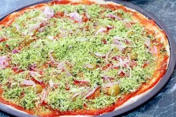 Піца з моцарелою, оливками, томатами і зеленню (зеленню) Піца з моцарелою, оливками, томатами і зеленню