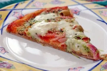 Піца з моцарелою, оливками, томатами і зеленню (моцарелою) Піца з моцарелою, оливками, томатами і зеленню