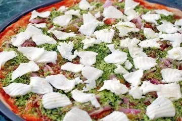 Піца з моцарелою, оливками, томатами і зеленню (піца) Піца з моцарелою, оливками, томатами і зеленню