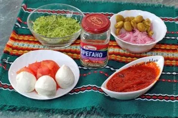 Піца з моцарелою, оливками, томатами і зеленню (томатами) Піца з моцарелою, оливками, томатами і зеленню