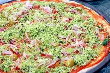 Піца з моцарелою, оливками, томатами і зеленню (моцарелою оливками томатами) Піца з моцарелою, оливками, томатами і зеленню