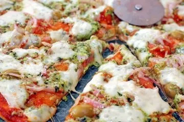 Піца з моцарелою, оливками, томатами і зеленню (моцарелою оливками томатами) Піца з моцарелою, оливками, томатами і зеленню