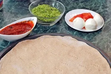 Піца з моцарелою, оливками, томатами і зеленню (оливками) Піца з моцарелою, оливками, томатами і зеленню