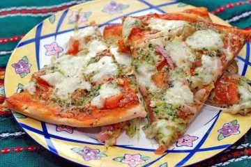 Піца з моцарелою, оливками, томатами і зеленню (моцарелою оливками томатами) Піца з моцарелою, оливками, томатами і зеленню