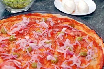 Піца з моцарелою, оливками, томатами і зеленню (моцарелою оливками томатами) Піца з моцарелою, оливками, томатами і зеленню