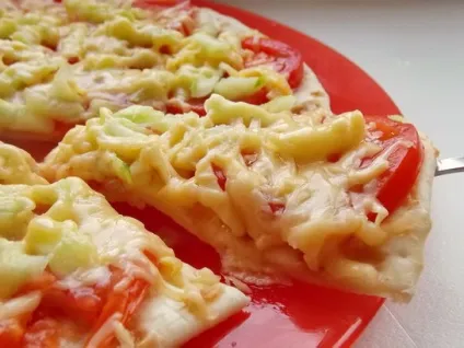 Піца з помідорами і огірками (піца) Піца з помідорами і огірками