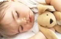 Дитина потіє при засипанні