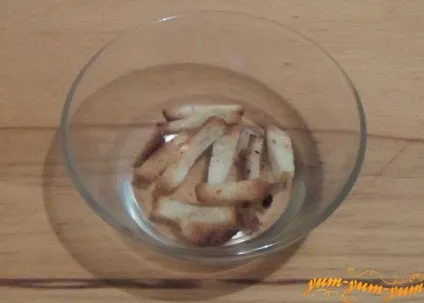 Рецепт салату з шинкою, ковбасою, помідорами, сиром і сухариками (помідорами) Рецепт салату з шинкою, ковбасою, помідорами, сиром і сухариками